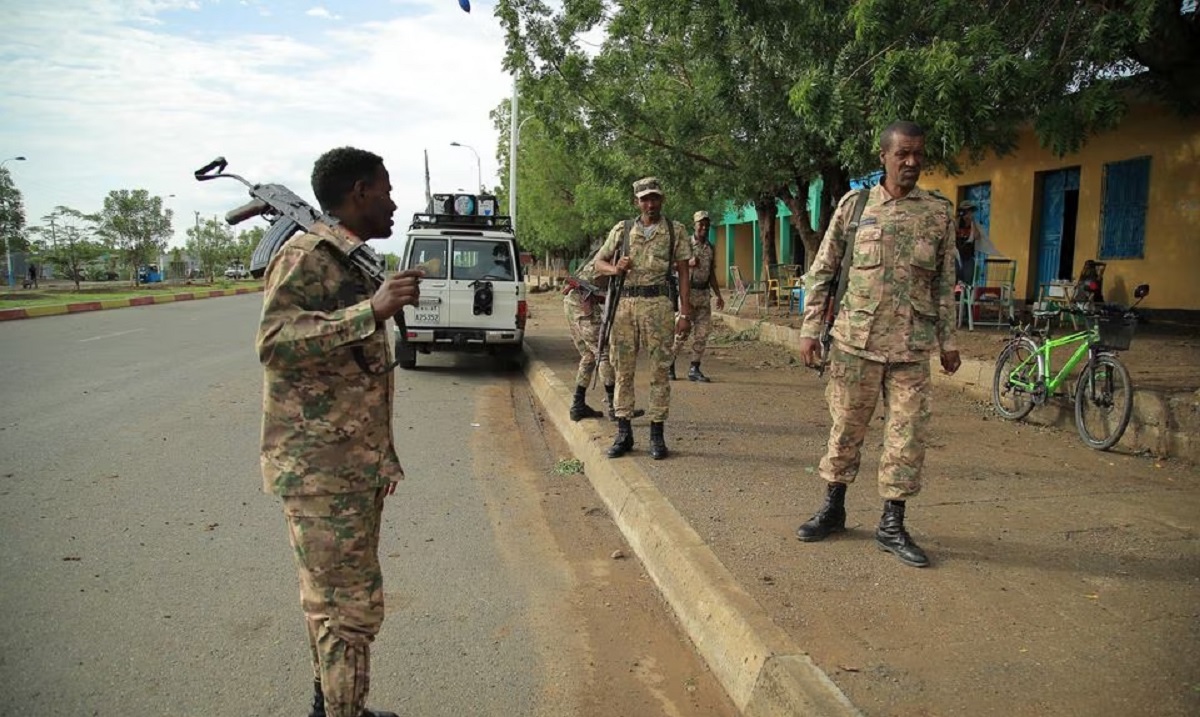 गत जुलाइमा इथियोपियाको हुमेरा सहरमा सुरक्षा दिँदै अम्हारा स्पेसल फोर्सका सदस्यहरू। तस्बिरः रोयटर्स